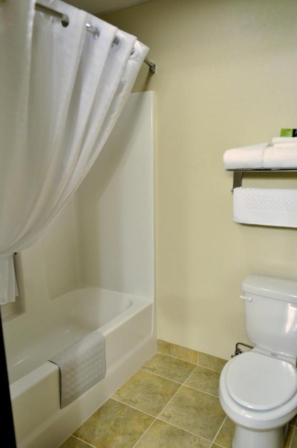 Cobblestone Inn&Suites - Lake View Extérieur photo