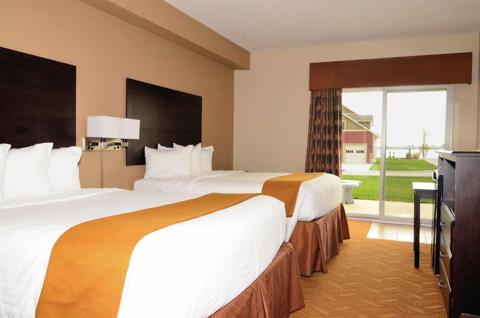 Cobblestone Inn&Suites - Lake View Extérieur photo
